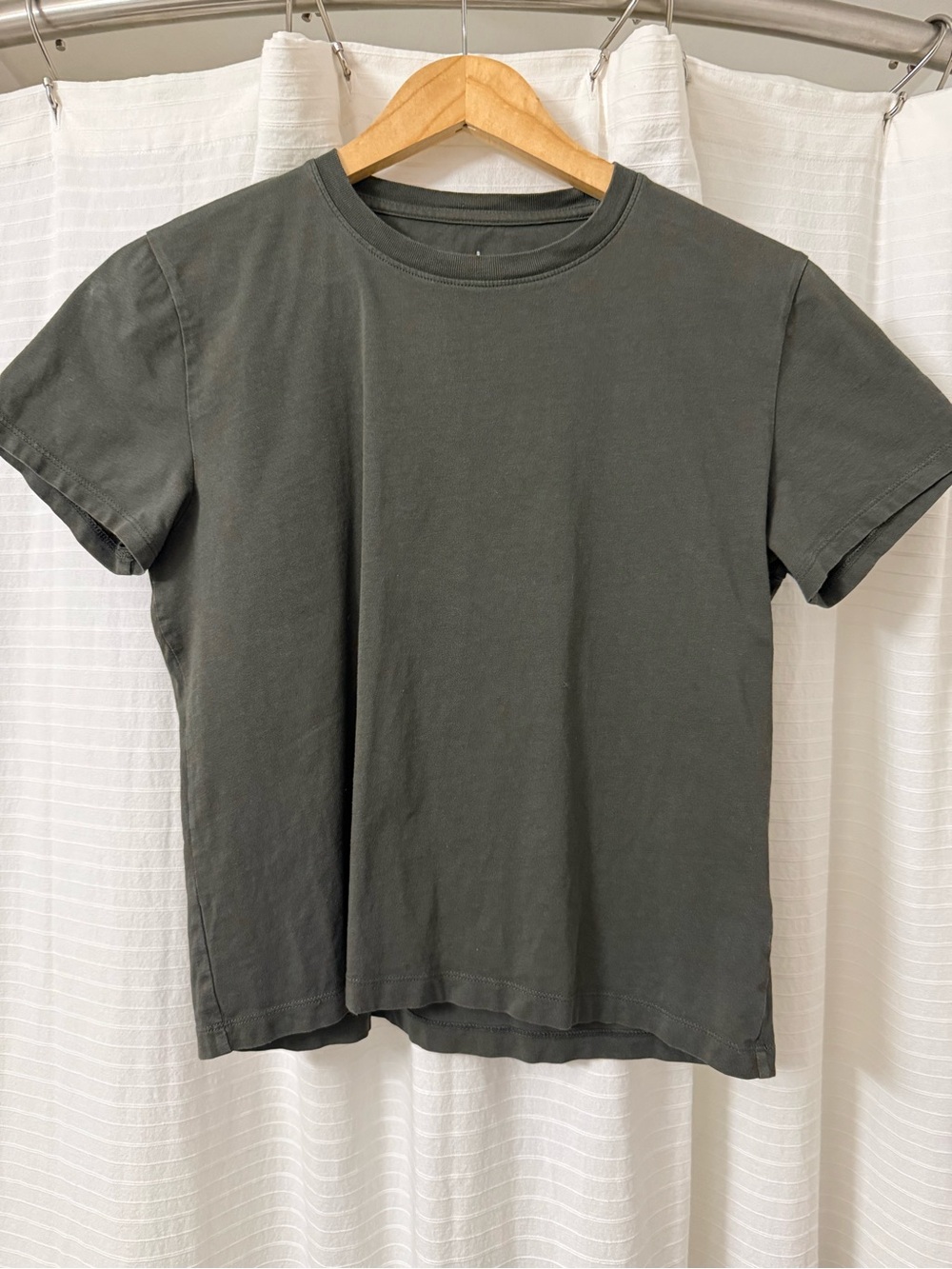 Everlane Women’s T-shirt in olive